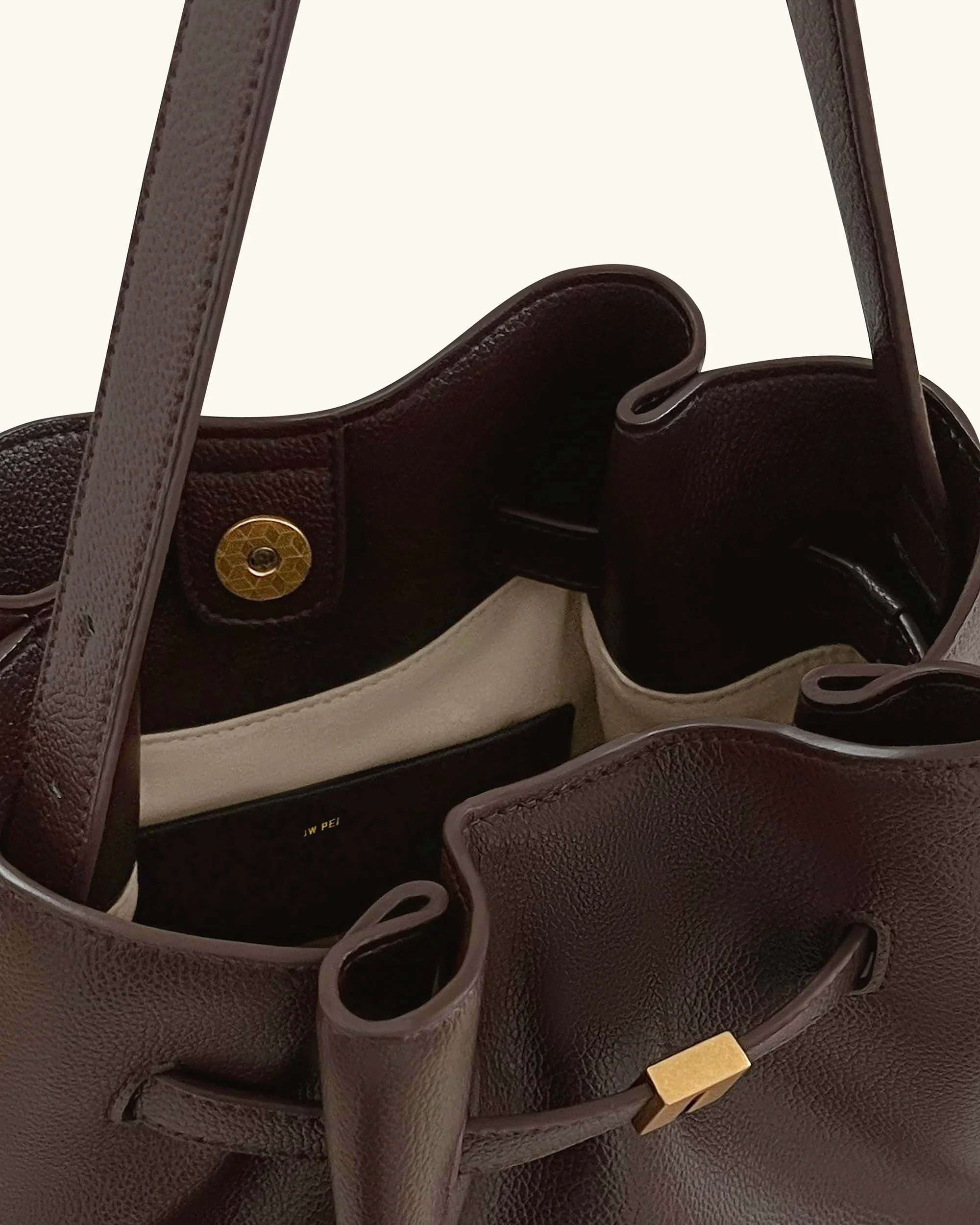 Clara Bolso de Hombro Tipo Cubo con Acento de Candado - Marrón Moka - Image 4