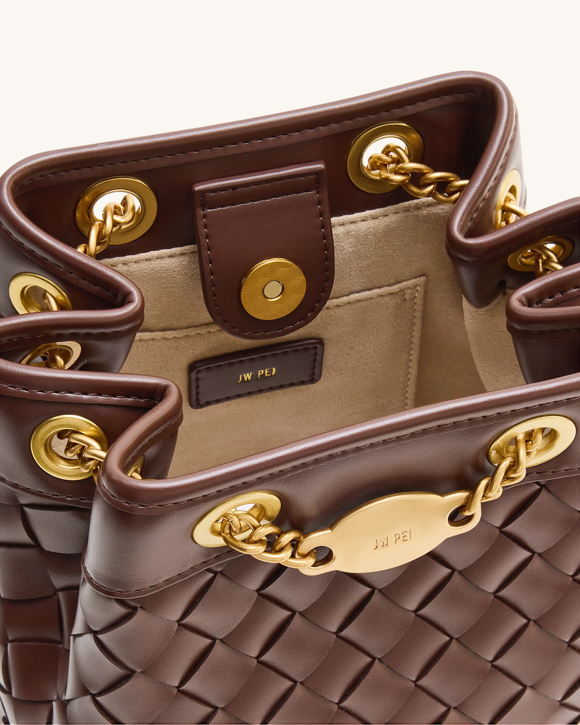 Yara Borsa a Secchiello Intrecciata a Mano - Marrone Scuro - Image 5